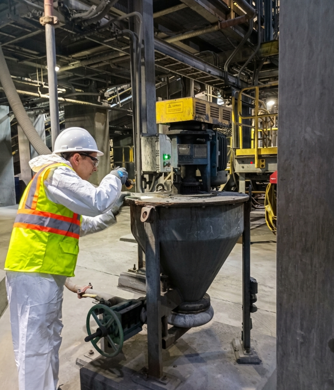 Especialista SCI-A inspeccionando sistema de muestreo en planta